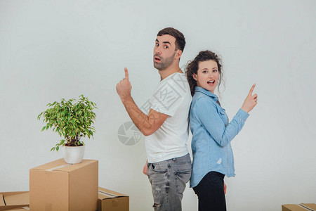 搬家概念妻子和丈夫的肖像搬到新公图片