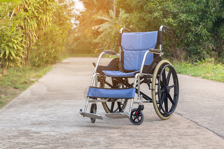 前院病人或老人或老人的空轮椅图片