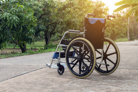 前院病人或老人或老人的空轮椅图片