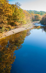 周日河在美国缅因州深蓝色平静河水中以垂直构图汇聚金图片
