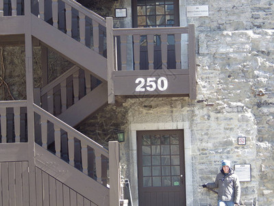 位于蒙特利尔的大楼外面紧急楼梯外图片