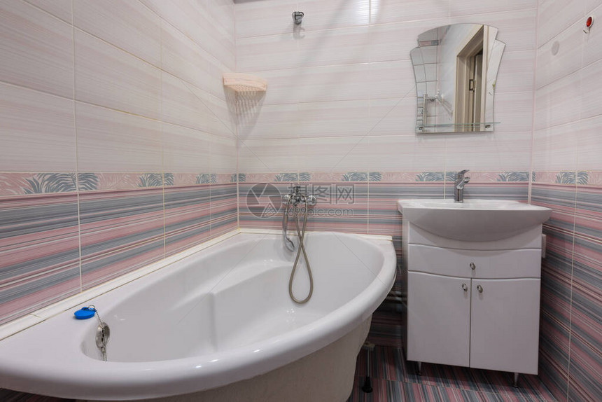 旅馆房间内一个普通可居住的浴室的内置图片