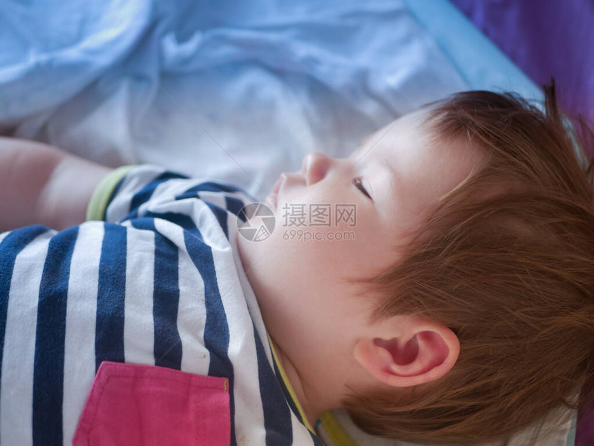 婴儿睡在父母的床上伸开双臂让宝睡得安稳特写01岁的孩子萌哒的宝在床上安静的睡着图片