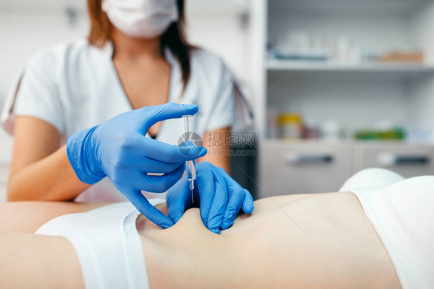 戴手套的美容师在治疗台上给女患者的胃注射肉毒杆菌毒素在美容院的复兴程序医生和女人图片
