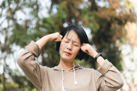 成熟的亚洲女人在户外头痛图片