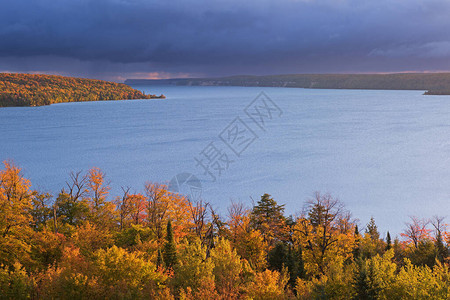 苏必利尔湖海岸线的秋季景观图片