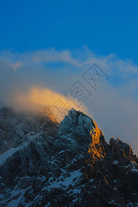 夕阳下美丽的雪山风景照图片