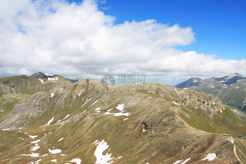 美丽的山景与白雪皑的山峰的风景拍摄图片