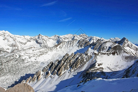 以美丽的雪山风景为背景拍摄图片