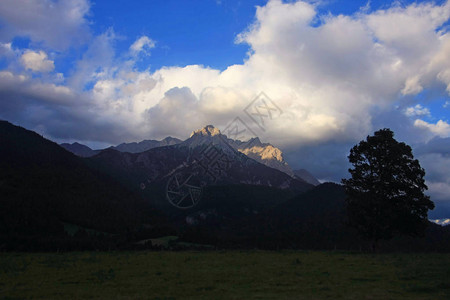 以美丽的山景为背景拍摄风景图片