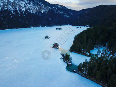 美丽的冰冻山湖风景照图片