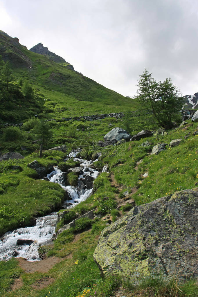 美丽的山水溪流风景照图片