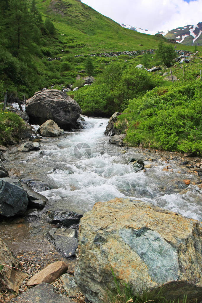 美丽的山水溪流风景照图片