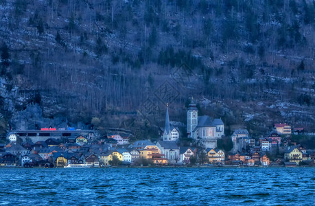 奥地利萨尔茨卡默古特哈尔施塔特湖沿岸的图片
