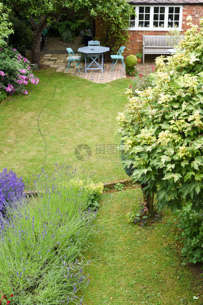 后院或花园有草坪和座位区图片