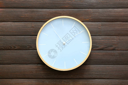 木制背景上的简单时钟背景图片
