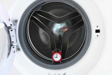 洗衣机和时钟清洗时间概念图片