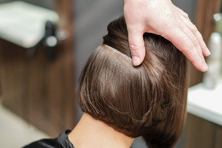 专业理发师开始为美容院的女孩做发型图片