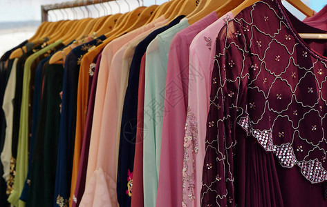 印度女时装服穿着Salwarkameez零售店展示中的H图片