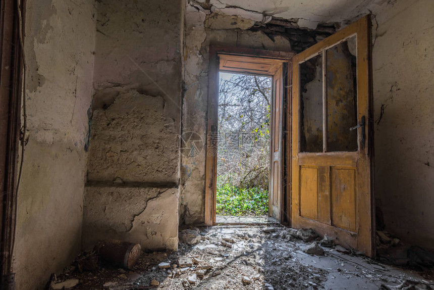 从废弃房屋内观打开的木门从废弃图片