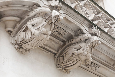 伦敦最高法院的雕塑外表描绘着两个天使守护着正义的象征物图片