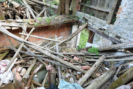 房屋的木板和瓦砾被地震完全摧毁图片