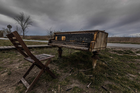 湖上大自然中的旧钢琴图片