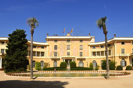 脚蹬西班牙巴塞罗那佩德拉布斯皇家宫西背景