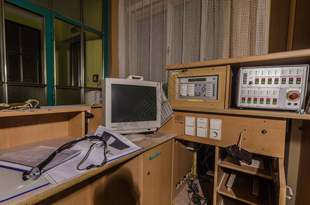 一家废弃医院里带听诊器的接待室图片
