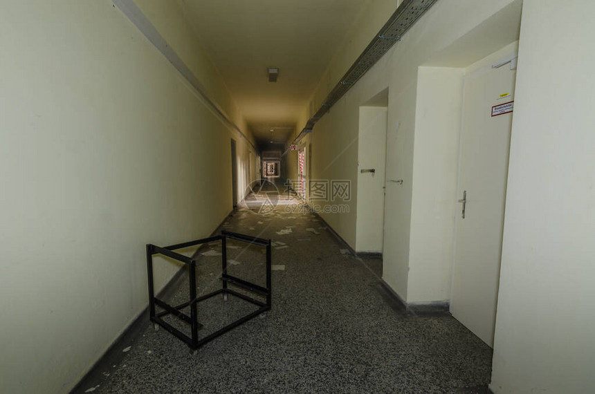 废弃医院的长走廊图片