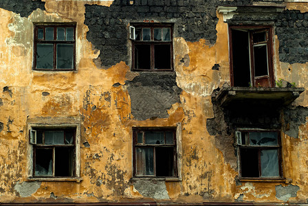 窗子破碎的废弃旧建筑图片