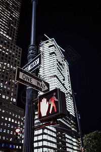 曼哈顿街头和交通灯上的单向标图片