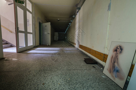 走廊在被遗弃的医院里画图片