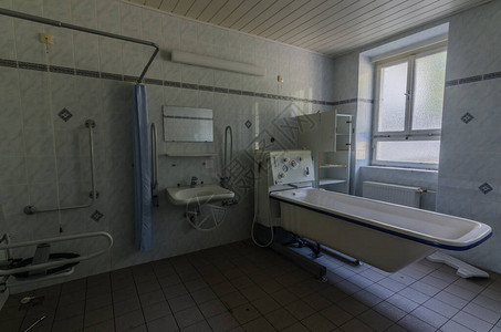 旧废弃医院的浴室图片