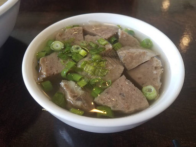 一碗热腾的越南面条汤配肉丸和蔬菜图片