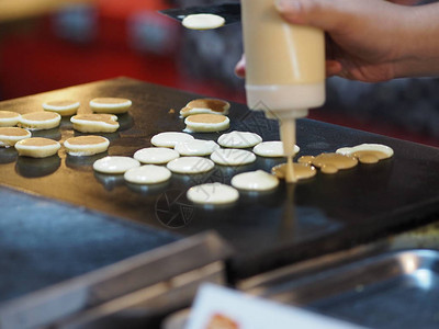 在钢锅上烹饪煎饼甜点图片