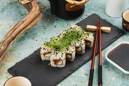 黑盘上的美味寿司卷图片