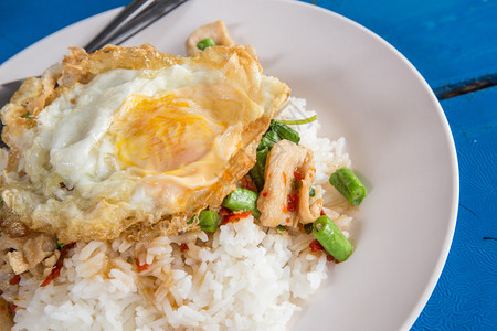 炸罗勒鸡配煎蛋和米饭泰式图片
