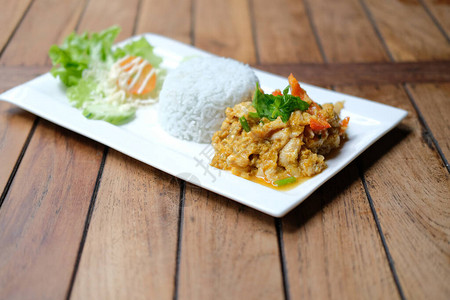 炒鸡咖喱酱配米饭和蔬菜图片