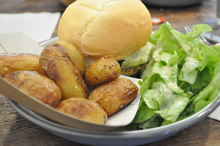 汉堡配肉土豆卷心菜图片
