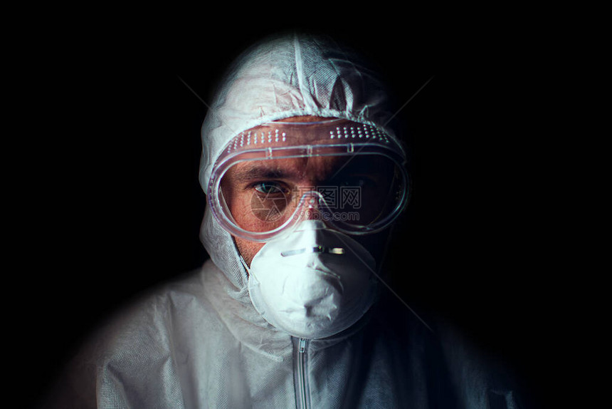 医生在呼吸器眼镜和细菌防护服上看得很疲惫图片