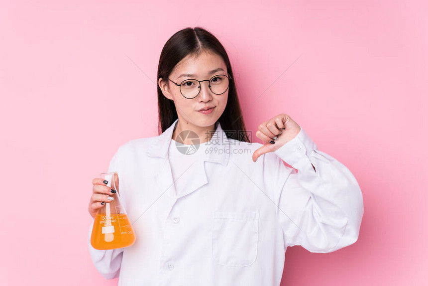 与世隔绝的年轻科学妇女感到自豪和自信图片