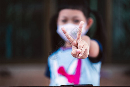 亚洲女童儿亚洲女孩近身发现两只五型手指戴面具图片