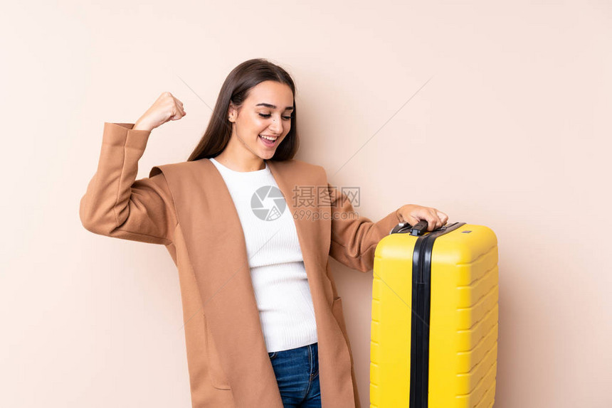 带手提箱的旅游女图片