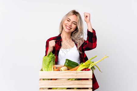 农民女孩拿着一篮子新鲜蔬菜与孤立的白人背景相隔绝庆祝胜图片