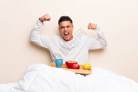年轻人在床上吃早餐庆图片