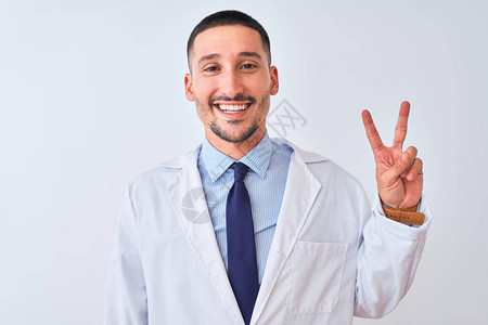 年轻的医生在孤立的背景上穿着白大褂图片