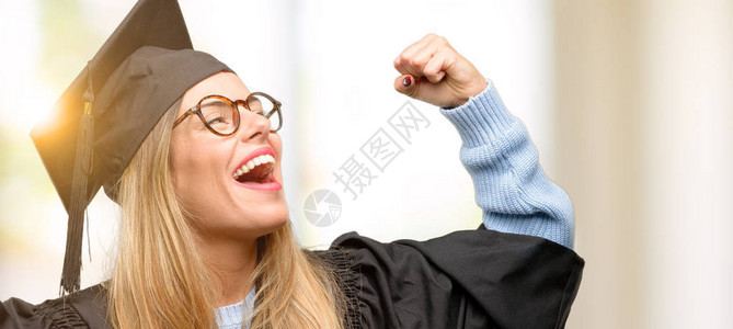 年轻女子大学研究生快乐而兴奋地庆祝胜利图片