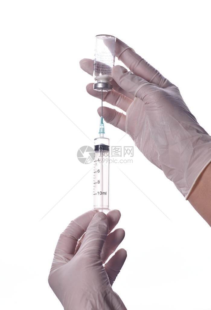 医生将疫苗放入注射器技术人员手中的玻璃瓶一个装有治愈药的瓶子图片