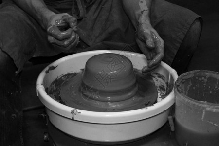 有经验的陶工在陶轮上制作了一个大花瓶扭着窄的脖子粘土产品陶工的手报道拍摄用一背景图片